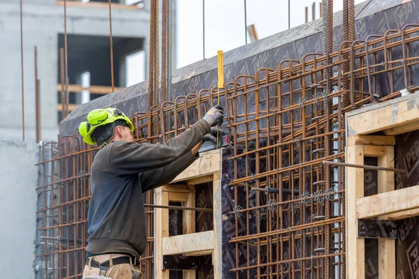 Строитель контролирует уровень бетонных стальных плит на открытом воздухе в Нууке . — стоковое фото
