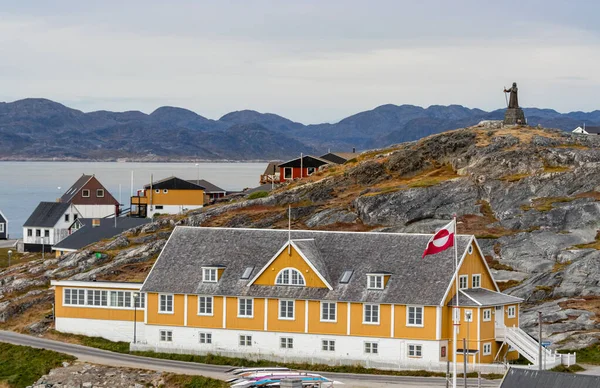 The school Det gamle Sygehus and the statue of Hans Egede in the background, Nuuk. — Stock Photo, Image