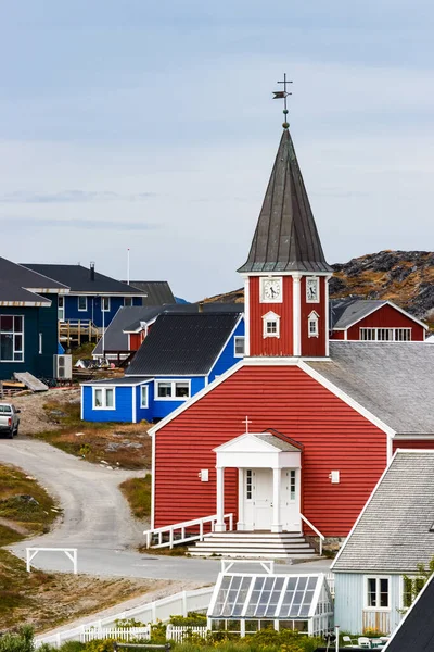 The Cathedral of Our Saviour Annaassisitta Oqaluffia and colorful houses in Nuuk. — Stock Photo, Image