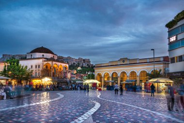 Akşam saatlerinde Monastiraki Meydanı ve Metro İstasyonu, covid-19 krizi sırasında, Atina ve Yunanistan