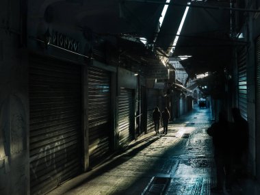 Atina 'nın Plaka bölgesindeki Pandrossou St Market' teki kapalı mağazaların manzarası.