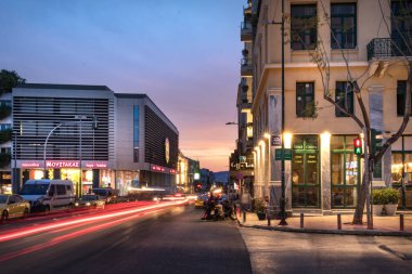 Monastiraki Metro İstasyonu 'ndaki Athinas Caddesi' nde akşam saatlerinde Cavid-19 krizi sırasında, Atina ve Yunanistan.
