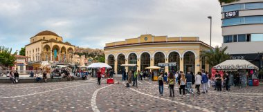 Akşam saatlerinde Monastiraki Meydanı ve Metro İstasyonu, covid-19 krizi sırasında, Atina ve Yunanistan