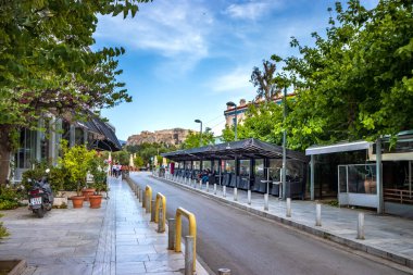 Atina 'nın Thissio kentindeki Nileos Caddesi' ndeki boş kahve dükkanları.