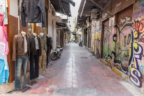 Pocas tiendas abiertas en el Monastiraki Flea Market, Atenas, Grecia . — Foto de Stock