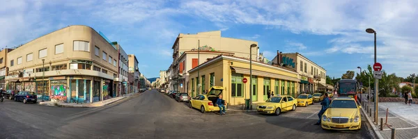 Panoramisc view of closed stores and taxis at the Ermou St and Ag Asomaton St corner in Monastiraki, Athens. — Stock Photo, Image