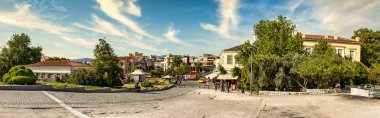 Thissio Metro istasyonundaki Ag Asomaton Caddesi 'nin panoramik görüntüsü.