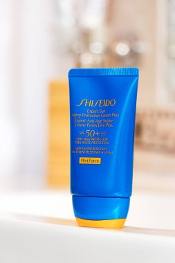 Bir tüp üzerinde Shiseido Expert güneş koruma kremi, koruma faktörü 50..