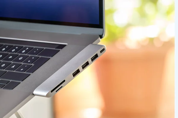 Multi Hub adapter közelkép kártyaolvasóval és 3 USB 3.0 port laptophoz — Stock Fotó