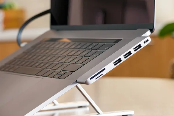 Крупный план адаптера Multi Hub с кард-ридером и 3 порта USB 3.0 для ноутбука — стоковое фото