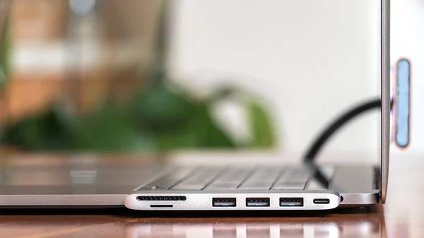 Hub Adapter met kaartlezer en 3 USB-poorten voor laptop. — Stockfoto