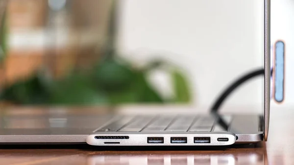Kart okuyuculu İnbot Adaptörü ve dizüstü bilgisayar için 3 USB portu.