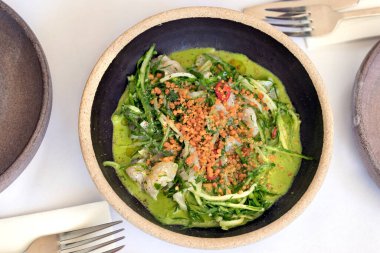 Yeşil soslu ve sebzeli Ceviche Fricasee. Yunan ve Peru mutfağı birleşimi.