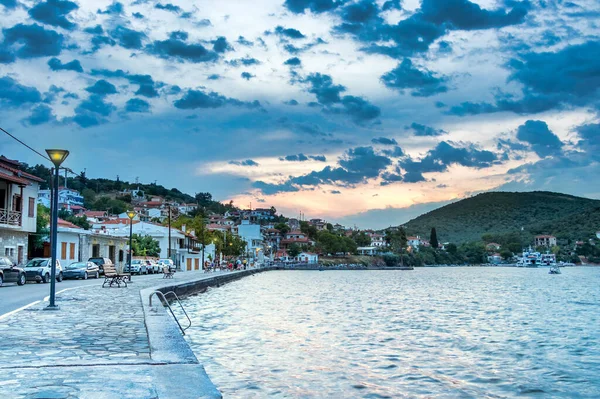 Veduta della piccola città Mitzela - Amaliapoli al tramonto in Tessaglia, Grecia — Foto Stock