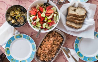 Omellete, horiatiki salatası, peynir ve ekmekle yapılan Yunan öğle yemeğinin en güzel manzarası.