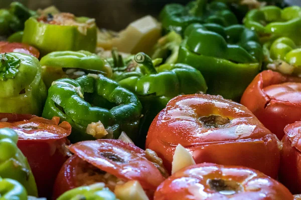 Doldurulmuş biber ve domateslerin yakın çekimi - Yunan gemistası fırın tepsisine yerleştirilmiş.