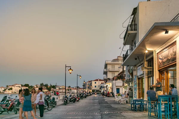 La calle comercial Spetson-Moni Agion Anargiron y sus antiguas tabernas y tiendas por la noche, Spetses, Grecia. — Foto de Stock