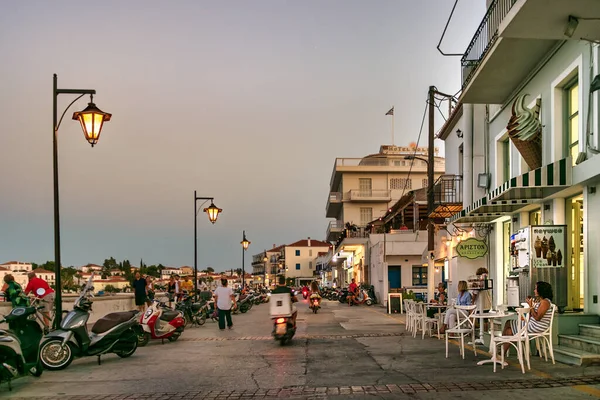 The commercial street Spetson-Moni Agion Anargiron and their old taverns and stores at evening, Spetses, Greece. — Stock Photo, Image