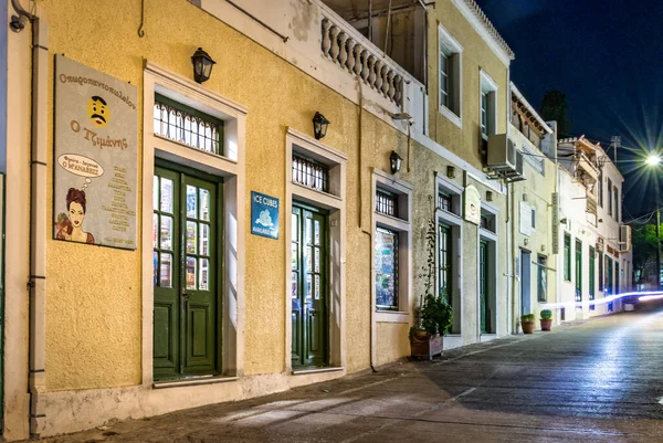 Night view of old stores on a narrow street in Spetses, Greece. — Stock Photo, Image