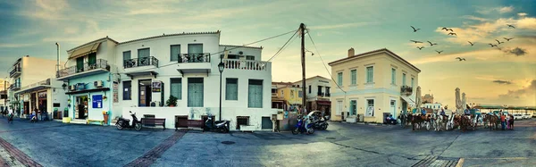 Vista panorâmica dos edifícios antigos e carruagens de cavalos localizados na rua Spetson-Moni Agion Anargiron à noite, Spetses, Grécia. — Fotografia de Stock