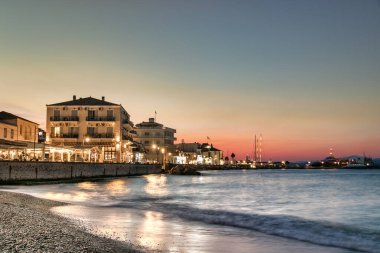 Akşamları Spetses Adası kıyı şeridi, Yunanistan