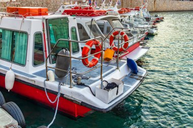Yunanistan 'ın Spetses Adası limanında arka arkaya taksi tekneleri