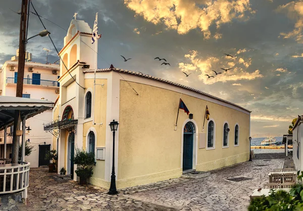The Agios Antonios Orthodox Church located next to the port in Spetses Island, Greece — Stock Photo, Image