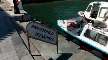 Yunanistan 'ın Spetses Adası' ndaki liman ve su taksilerinin manzarası.