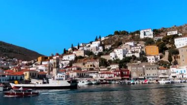 Yunanistan 'ın Hydra Adası kıyı şeridi ve limanının manzarası
