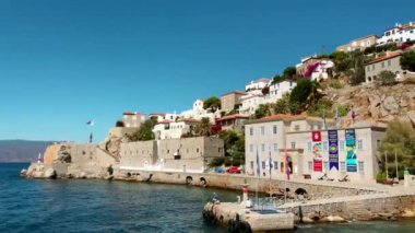 Yunanistan 'ın Hydra Adası kıyı şeridi ve limanının manzarası.