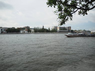 Bangkok, Tayland - 30 Mayıs 2019: Thonburi Tren İstasyonu İskelesi'nde, Chao Phraya Turist Teknesi yolcu almak için durdu.