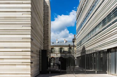 Paris, Fransa 'da metal bir Wicket ile avlu