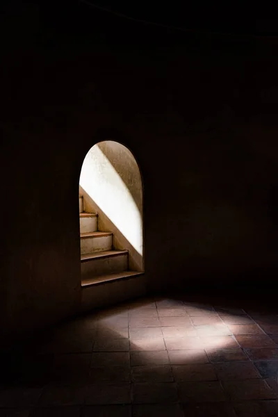 Luz da escada para o quarto escuro — Fotografia de Stock