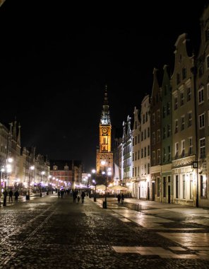 Gece Gdansk, ana turistik sokak Dluga
