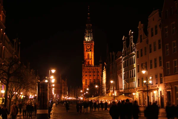Gece Gdansk, ana turistik sokak Dluga