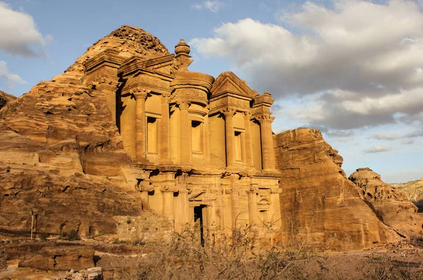 Petra, Ürdün 'de eski bir katedral Ad-Deir.