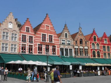 Grote Markt, Brugge üzerinde tipik renkli binalar