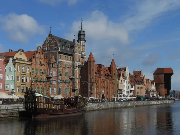 Typowy Widok Gdańska Rzeki Starożytnymi Budynkami Bramami Miasta — Zdjęcie stockowe