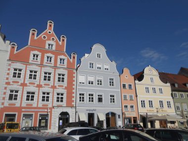 Landshut, Bayern tarihi merkezinde tipik renkli binalar