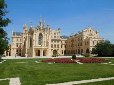 Çek Cumhuriyeti Lednice neogotik kale görünümü