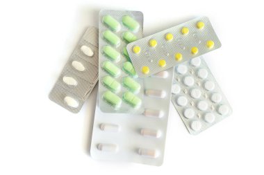 Farklı ilaçlar: tabletler, beyaz arka plan üzerinde izole blister paketi hapları