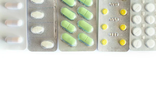 Farklı ilaçlar: tabletler, beyaz arka plan üzerinde izole blister paketi hapları — Stok fotoğraf