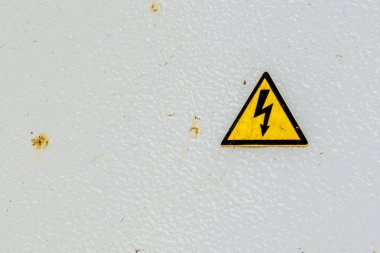Yüksek elektrik gerilimi tehlikesi işareti