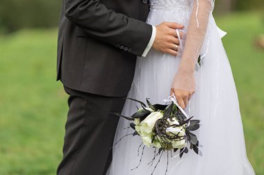 damat gelini gelin buketi gelin bir buket tutuyor, Gelin Damat kucaklayan