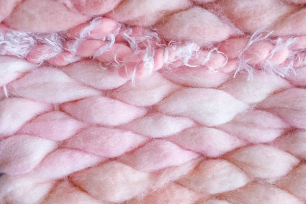 Textur der rosa großen Strickdecke. Großstricken. karierte Merinowolle. Ansicht von oben — Stockfoto