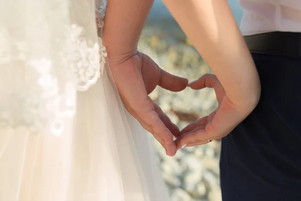 Bliska para miłość trzyma lub robi rękę na kształt serca — Zdjęcie stockowe