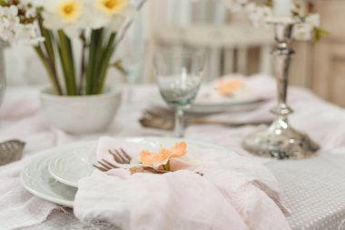 Vintage tarzı yaz çiçekleri bir bulanıklık buketi ile natürmort. Vintage arka plan için kullanın