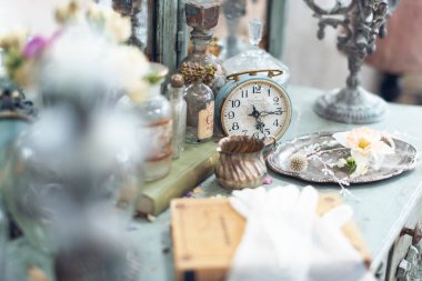 çiçekler ve vintage tarzı diğer unsurları ile bir vintage ahşap masa ile bir fotoğraf stüdyosunda vintage oda