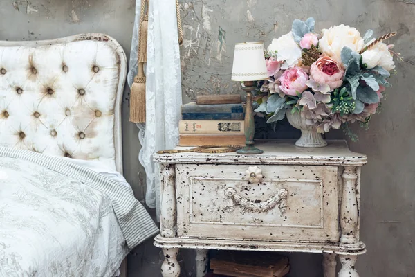 çiçekler, vintage mirrow ve kitaplar ile bir vintage ahşap masa ile bir fotoğraf stüdyosunda vintage oda. Vintage tarzı unsurları