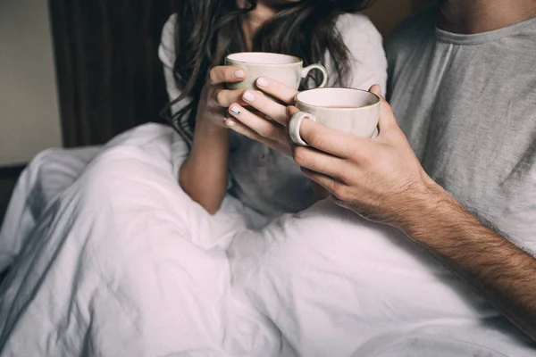 Amoureux tenant ensemble une tasse de thé — Photo